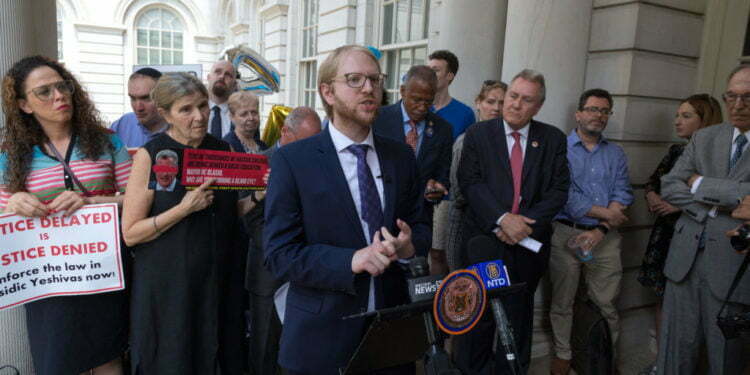 לימודי ליבה נוסח אמריקה: ניו יורק מנסה לכפות על הישיבות לימודים כלליים. הבוגרים מתלוננים שבקושי למדו לדבר אנגלית