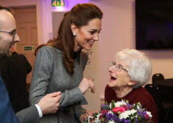 יום השואה הבינלאומי: הנסיכה קייט מידלטון מצטלמת עם ניצולים בבריטניה