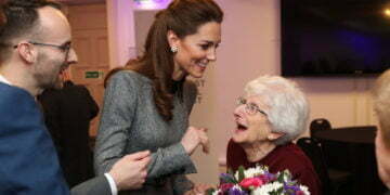 יום השואה הבינלאומי: הנסיכה קייט מידלטון מצטלמת עם ניצולים בבריטניה