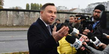 אחד ממנהיגי הקהילה היהודית בפולין יוצא להגנת החלטת הנשיא להחרים את הכינוס לזכר השואה בירושלים