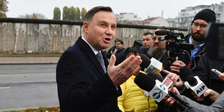 אחד ממנהיגי הקהילה היהודית בפולין יוצא להגנת החלטת הנשיא להחרים את הכינוס לזכר השואה בירושלים