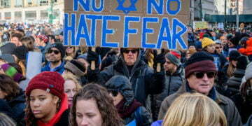 סקר חדש: האלימות האנטישמית בארצות הברית גואה, אך אין שינוי בעמדות האנטישמיות