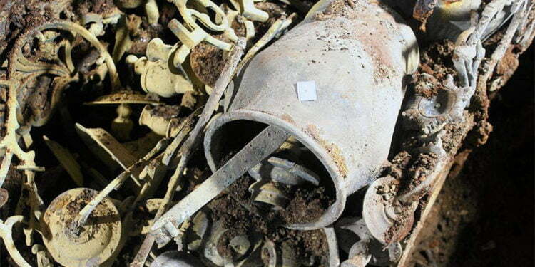 אוצר בבית כנסת בפולין: תיבה מלאה בחפצי יודאיקה יקרים נתגלתה בעת עבודות שימור