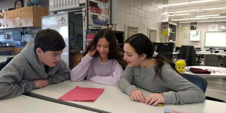 בלי לדבר על יהדות או על ציונות, לימודי העברית פורחים בבתי הספר הציבוריים בארה״ב