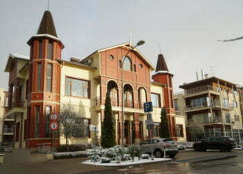 הצצה אל בית הכנסת של האוליגרכים, באתר נופש בלטביה