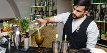 הבר הכשר הראשון בבריה"מ לשעבר מגיש קוקטיילים עם שיעורי תורה