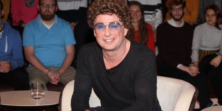 הקומיקאי הגרמני התנצל בשידור על מעשי אביו בתקופת השואה – וספג מתקפות מנאו-נאצים