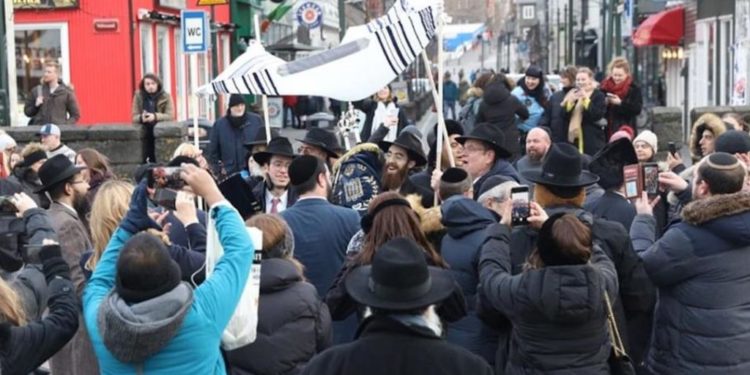 איסלנד: ספר תורה ראשון יוצב בבירה