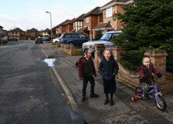 במעוז הברקזיט ליד לונדון, קהילה חרדית מתעוררת לחיים