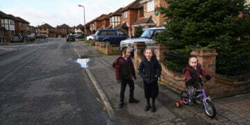 במעוז הברקזיט ליד לונדון, קהילה חרדית מתעוררת לחיים