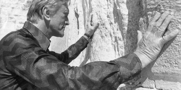 יהודי בלארוס מבכים את מותו של השחקן קירק דאגלס, המפורסם שבצאצאי הקהילה