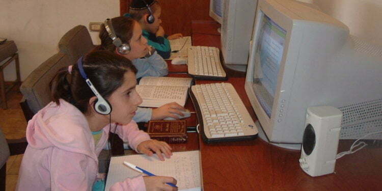 אומרים קדיש במרפסות וצמים: כיצד מגיבים החרדים בארה״ב להתפרצות הקורונה