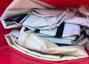 בגלל הקורונה: לחברה קדישא בניו יורק אזלו הטליתות לקבורת המתים. הקהילה כולה התגייסה לעזרה