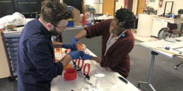 איך הפך בית ספר יהודי בארה"ב את מרכז האמנות שלו למפעל לייצור ציוד הגנה רפואי