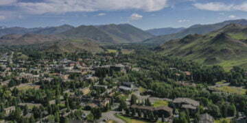 הקהילה היהודית באתר הנופש של העשירים והמפורסמים, נאלצת להתמודד עם התפרצות קורונה מהקשות באמריקה