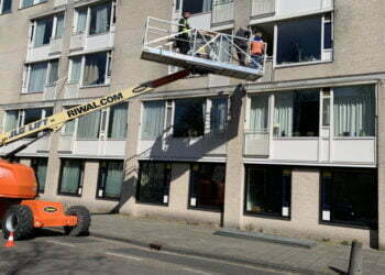 בבית האבות היהודי הזה בהולנד, מרימים בני משפחה במנופים כדי שיכולו לראות את יקיריהם