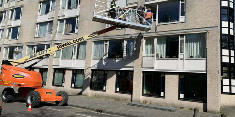 בבית האבות היהודי הזה בהולנד, מרימים בני משפחה במנופים כדי שיכולו לראות את יקיריהם