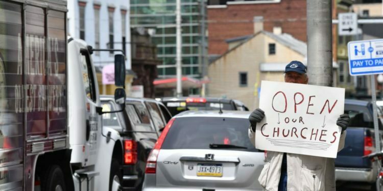 מושלי כמה מדינות בארה״ב מסכימים לפתוח מחדש בתי כנסת. המתפללים היהודים מעדיפים לחכות