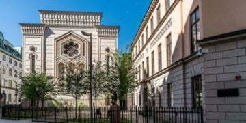 סגר משלהם: כיצד מתמודדים יהודי שוודיה עם מדיניות ההגבלות המקלה של מדינתם בימי הקורונה