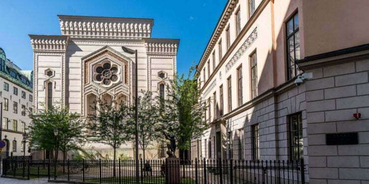 סגר משלהם: כיצד מתמודדים יהודי שוודיה עם מדיניות ההגבלות המקלה של מדינתם בימי הקורונה