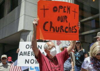 טראמפ הורה לפתוח מחדש את בתי התפילה. בקהילה היהודית מעדיפים להמתין