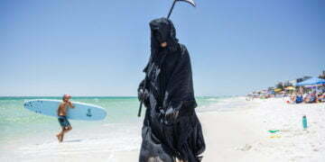 ״מלאך המוות״ המסתובב בחופי פלורידה הוא בעצם עורך דין יהודי שמוחה על הסכנה ביציאה מהסגר