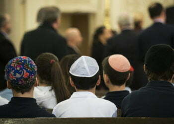 רבנים אורתודוקסים בארה״ב למתפללים – יש להמתין לפני פתיחת בתי הכנסת, ולהתקדם בזהירות