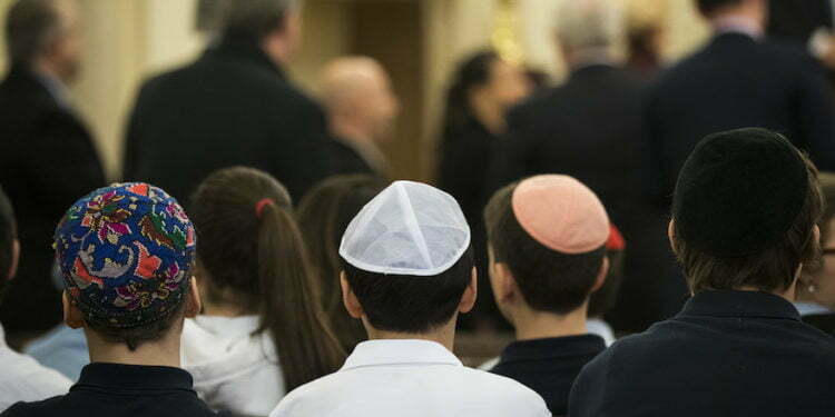 רבנים אורתודוקסים בארה״ב למתפללים – יש להמתין לפני פתיחת בתי הכנסת, ולהתקדם בזהירות