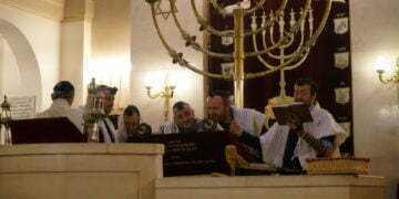 לאחר הסרת הסגר, יהודי צרפת מבכים את האובדן העצום שפקד את הקהילה