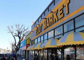 חנות המכולת בלוס אנג׳לס אליה באים יהודים ממוצא איראני לחפש זיכרונות, טעמים, וגם שידוכים