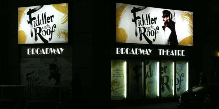 המחזמר ״כנר על הגג״ מועלה ברציפות כמעט כל יום מאז שנות ה-60. נגיף הקורונה שם קץ גם לכך