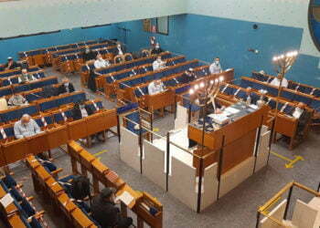 יהודי איטליה חוזרים לבתי הכנסת, והשמחה מהולה בחשש