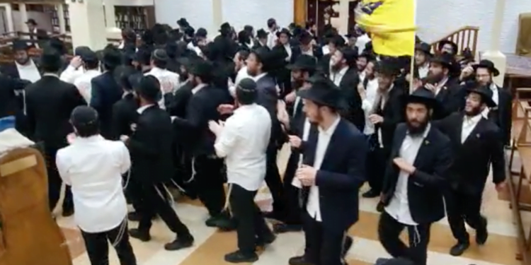 לאחר שלושה חודשים, מטה חב"ד בברוקלין נפתח מחדש לקהל, בלי ריחוק ומסיכות