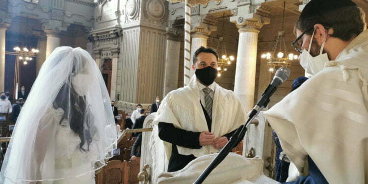 חוזרים לשגרה: יהודי רומא חוגגים חתונה ראשונה לאחר הסגר