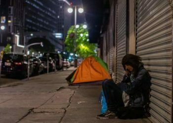 לוס אנג׳לס: בתי כנסת הופכים את מגרשי החנייה שלהם למחסה לילי לחסרי בית