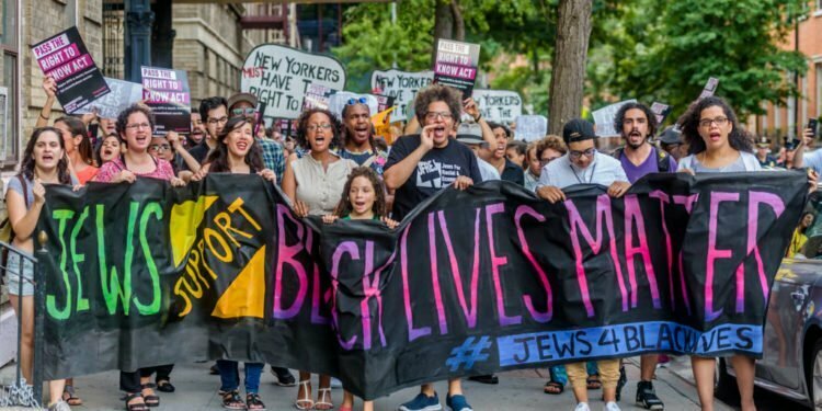 על רקע מאבק השחורים בארה״ב, היהודים הלא-לבנים תובעים את מקומם בקהילה היהודית