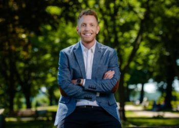 בגיל 22 נבחר אלכס מורס לראשות העיר. כעת רץ מורס, הומו יהודי פרוגרסיבי, לקונגרס האמריקני