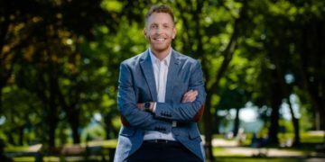 בגיל 22 נבחר אלכס מורס לראשות העיר. כעת רץ מורס, הומו יהודי פרוגרסיבי, לקונגרס האמריקני