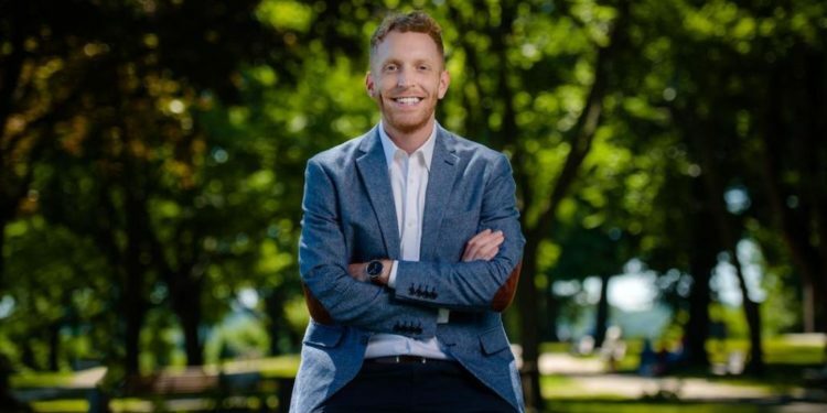 בגיל 22 נבחר אלכס מורס לראשות העיר. כעת רץ מורס, הומו יהודי פרוגרסיבי, לקונגרס האמריקני