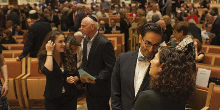 תקופת החגים אמורה להיות הרווחית ביותר עבור בתי הכנסת בארה״ב. אבל מה עושים כשהמגיפה מונעת תפילה בציבור?