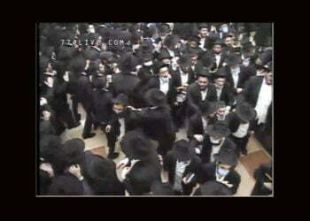 התחלואה בשכונות היהודיות גואה, אבל במרכז חב״ד בברוקלין התרכזו המונים במוצאי שבת