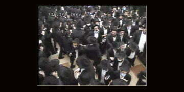 התחלואה בשכונות היהודיות גואה, אבל במרכז חב״ד בברוקלין התרכזו המונים במוצאי שבת