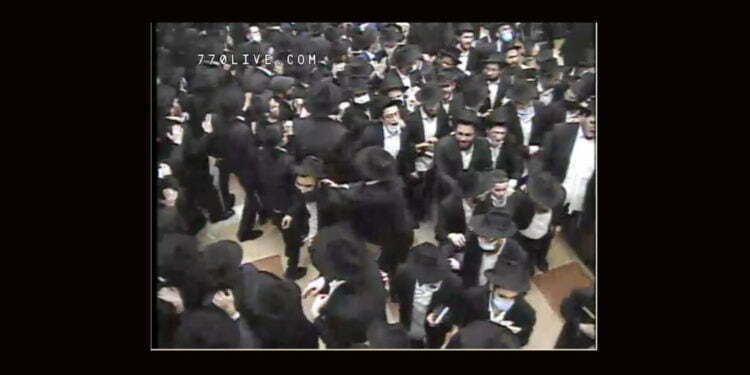 התחלואה בשכונות היהודיות גואה, אבל במרכז חב״ד בברוקלין התרכזו המונים במוצאי שבת