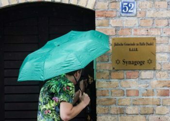 שנה לאחר הפיגוע בהאלה, היהודים עדיין מחפשים תשובות