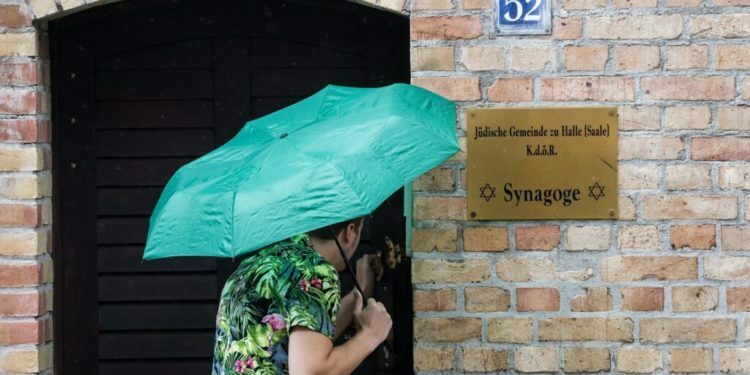 שנה לאחר הפיגוע בהאלה, היהודים עדיין מחפשים תשובות