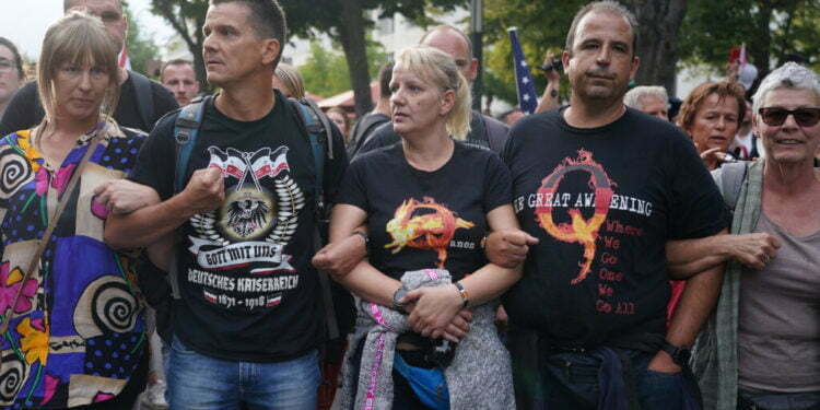 QAnon – אותה גברת אנטישמית בשינוי אדרת