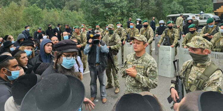 עדות מהגבול: חסידי ברסלב תקועים במחנה המעבר, רועדים מקור, אבל לא מוותרים