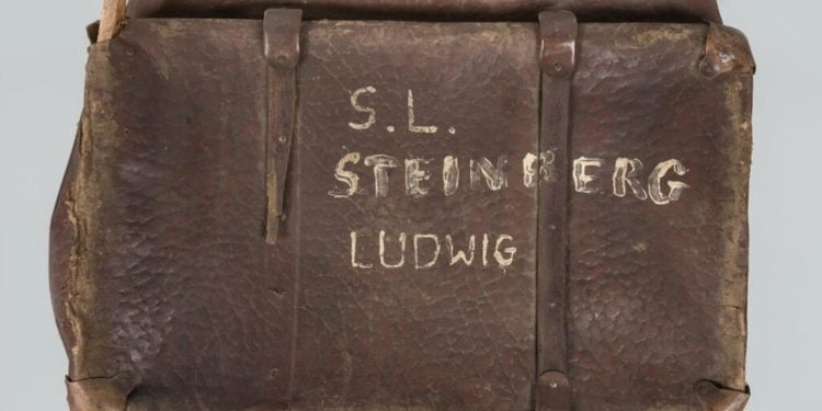 פתק שהתגלה בנעל של ילד באושוויץ הובילה לגילוי המזוודה של אביו