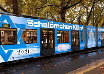 מגן דוד ענק ומדבקות "שלום" על חשמלית בקלן לציון 1700 שנה לחיים היהודיים בגרמניה