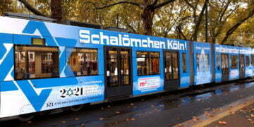 מגן דוד ענק ומדבקות "שלום" על חשמלית בקלן לציון 1700 שנה לחיים היהודיים בגרמניה